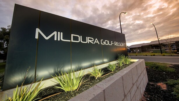 En skylt för Mildura Golf Resort, med fri sikt mot himlen och en gata i bakgrunden.