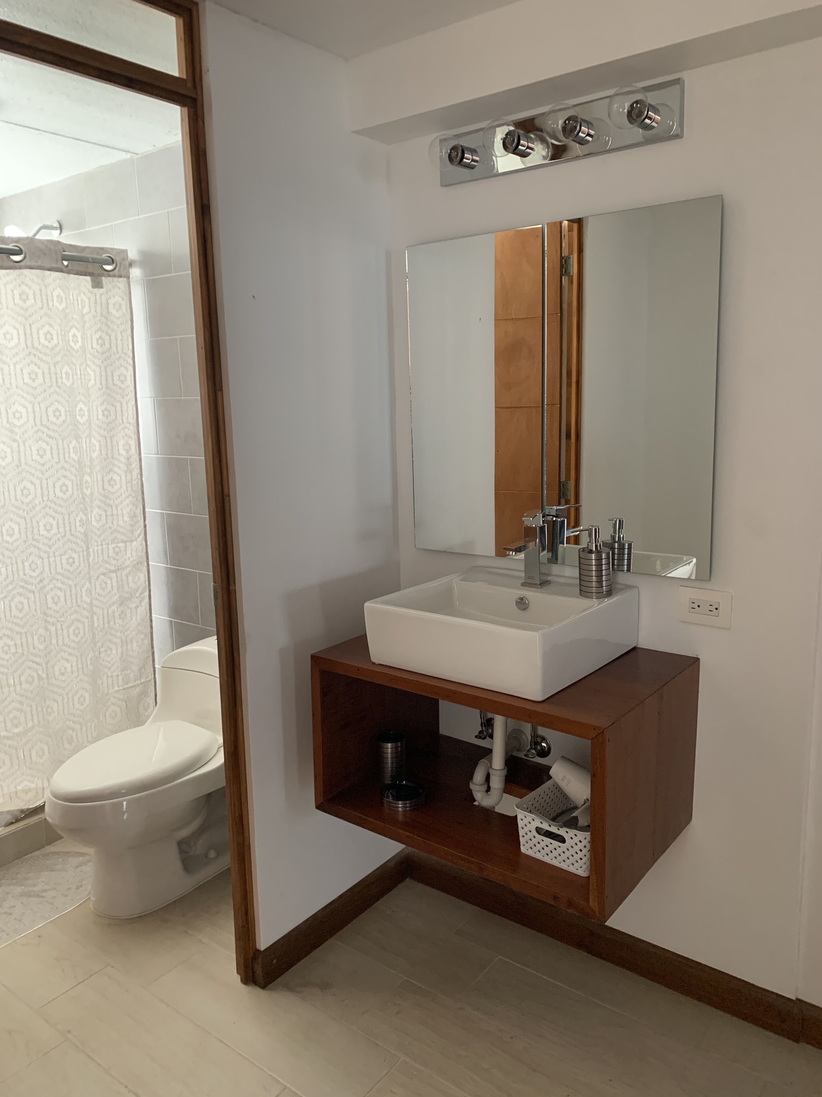 studio suite, 2 bedrooms | bathroom | shower, hair dryer, towels