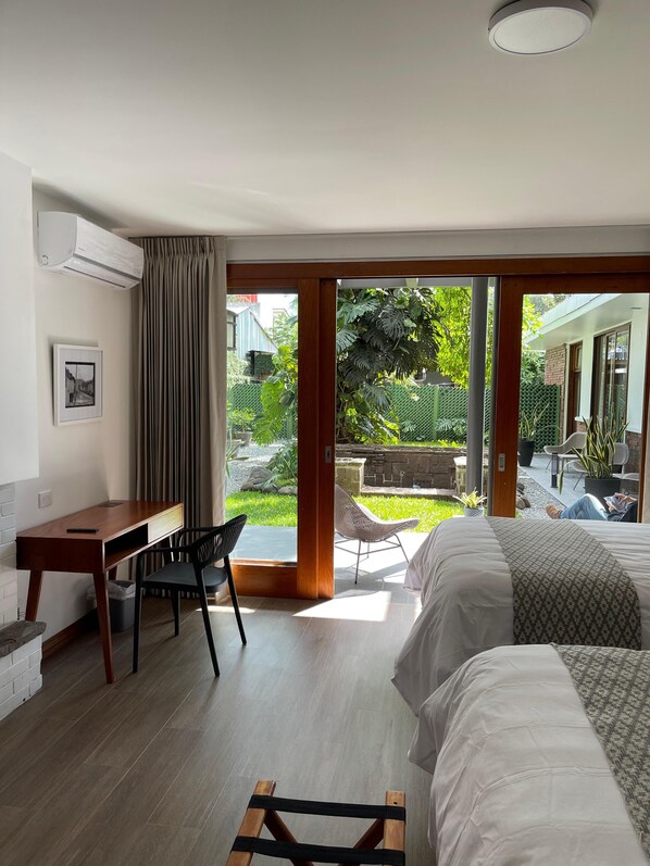 Habitación doble junior | Caja de seguridad en la habitación y escritorio 