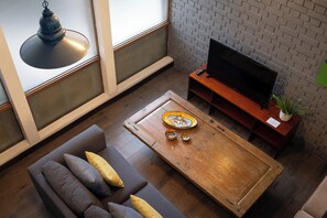 Deluxe Loft, 3 Bedrooms | Living area