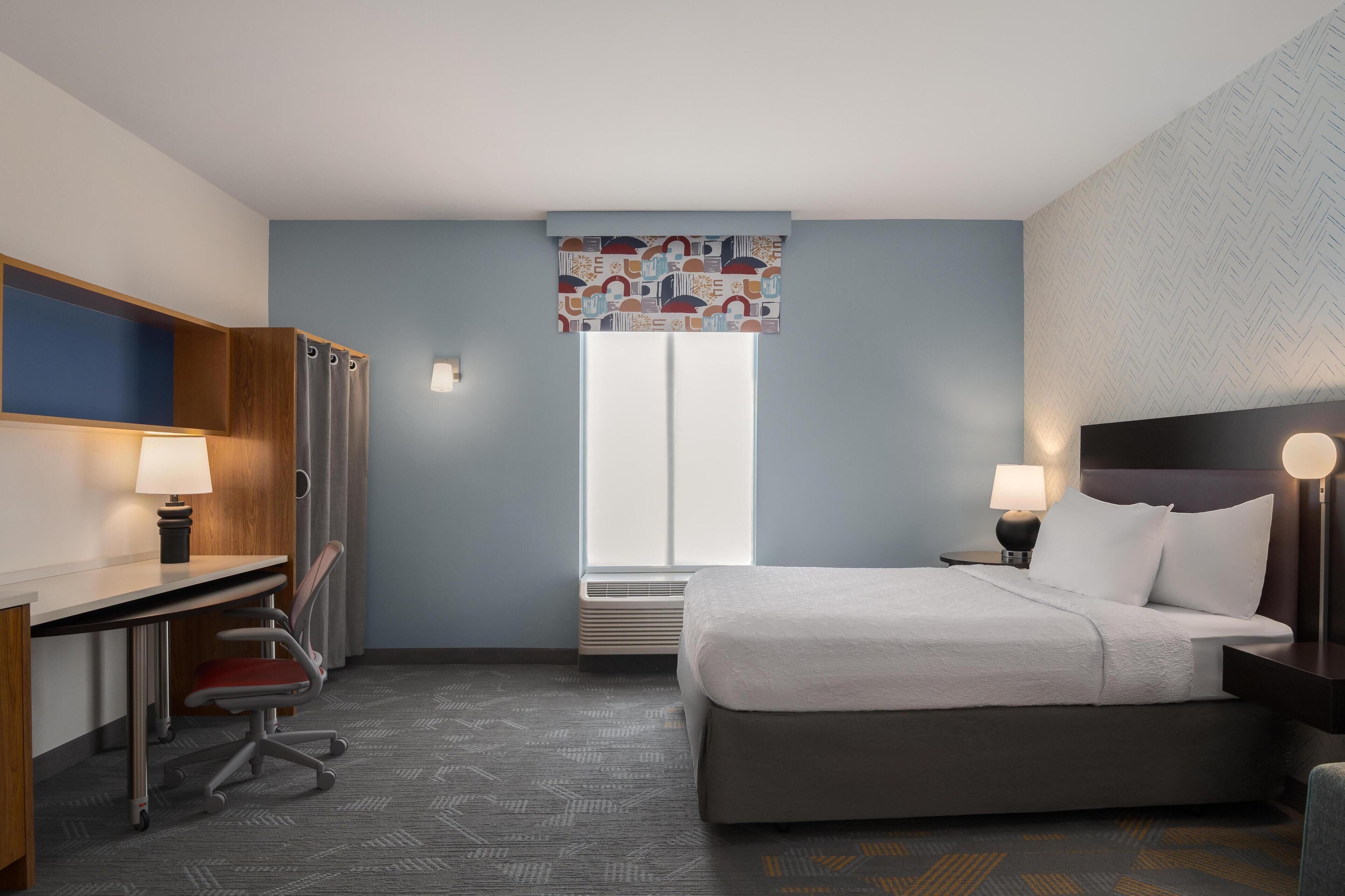 Studio, 1 King Bed, Accessible, Bathtub | In-room safe, soundproofing, free cots/infant beds, rollaway beds