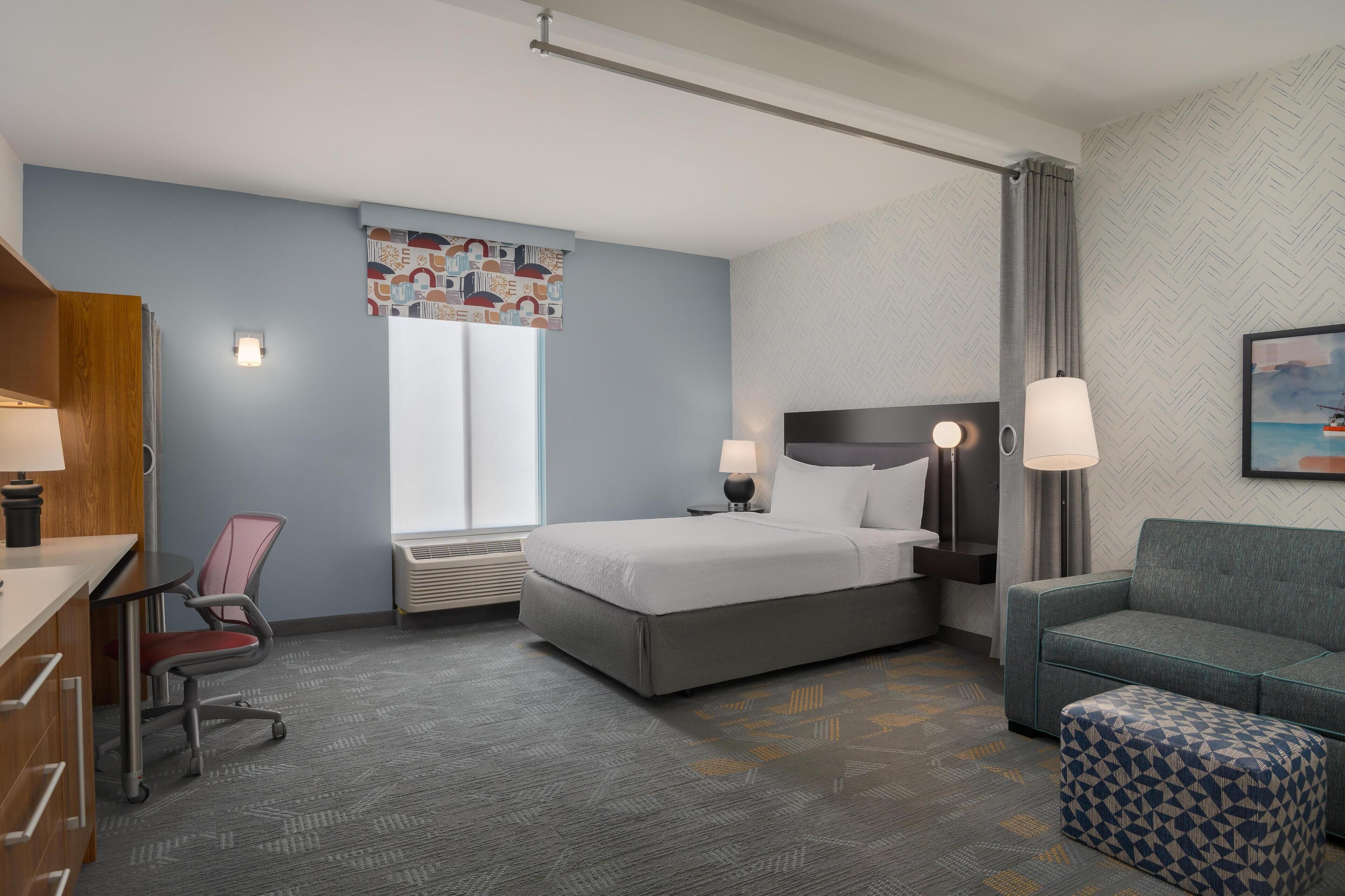 Studio, 1 Queen Bed, Accessible, Bathtub | In-room safe, soundproofing, free cots/infant beds, rollaway beds