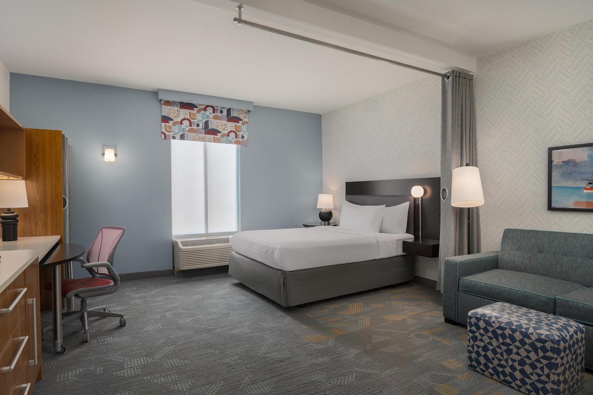 Studio, 1 Queen Bed, Accessible, Bathtub | In-room safe, soundproofing, free cots/infant beds, rollaway beds