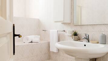 Standard Single Room | Bathroom | Shower, rainfall showerhead, free toiletries, hair dryer