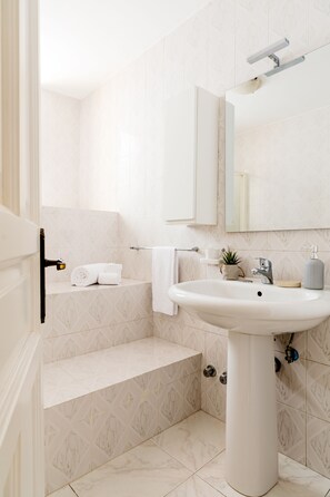 Standard Single Room | Bathroom | Shower, rainfall showerhead, free toiletries, hair dryer - Hotel da Raffaele (Ischia)