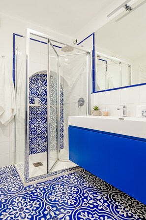 Shower, rainfall showerhead, free toiletries, hair dryer - Hotel da Raffaele (Ischia)
