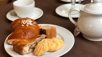 Café da manhã com buffet grátis todos os dias