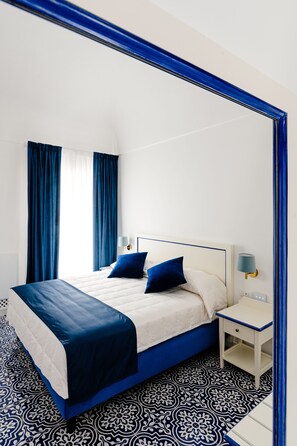 Comfort-rum - balkong | Värdeförvaringsskåp på rummet, unika möbler och skrivbord