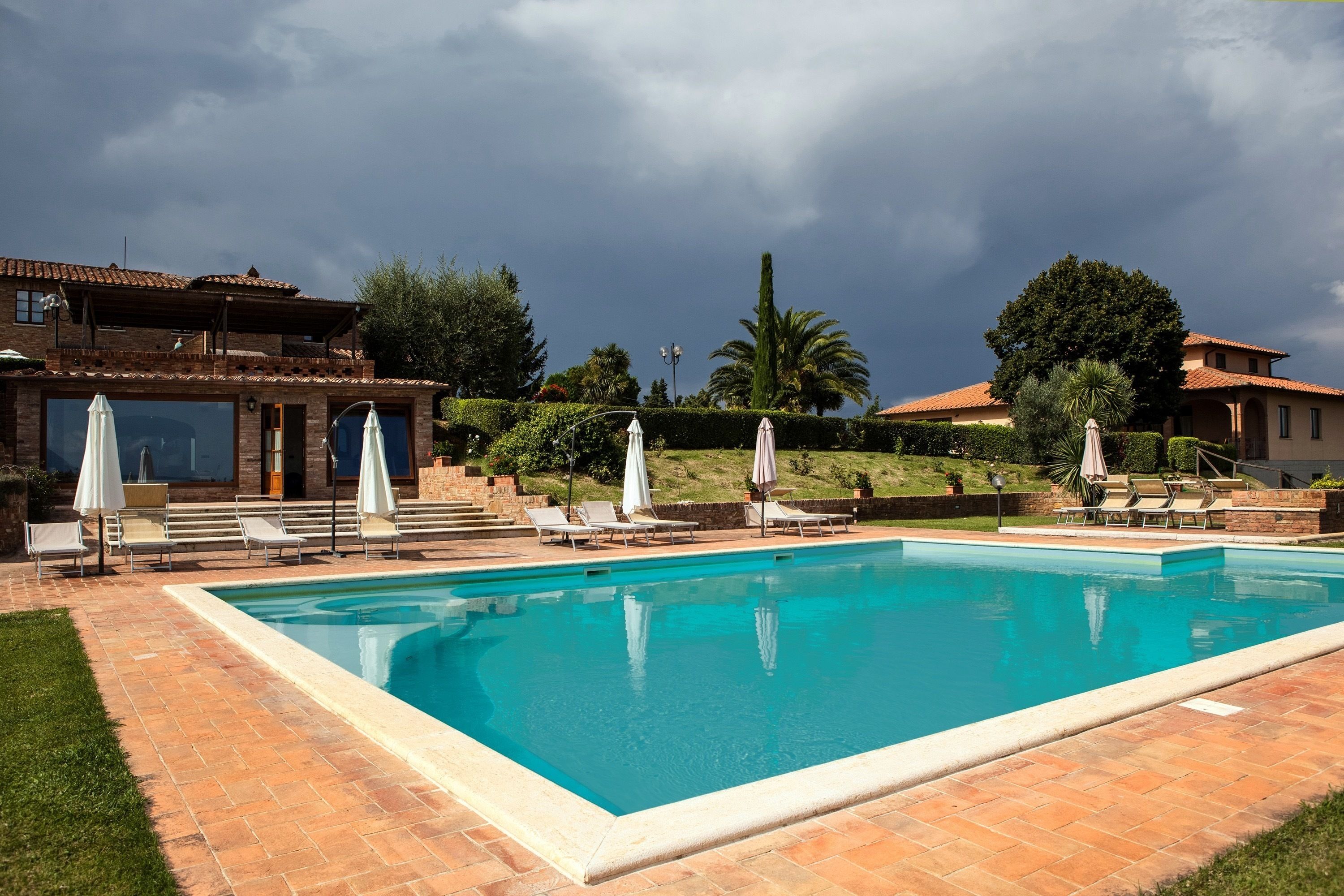 Piscine extérieure, chaises longues