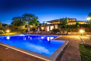 Outdoor pool, pool loungers - Agriturismo Sanguineto (Montepulciano)