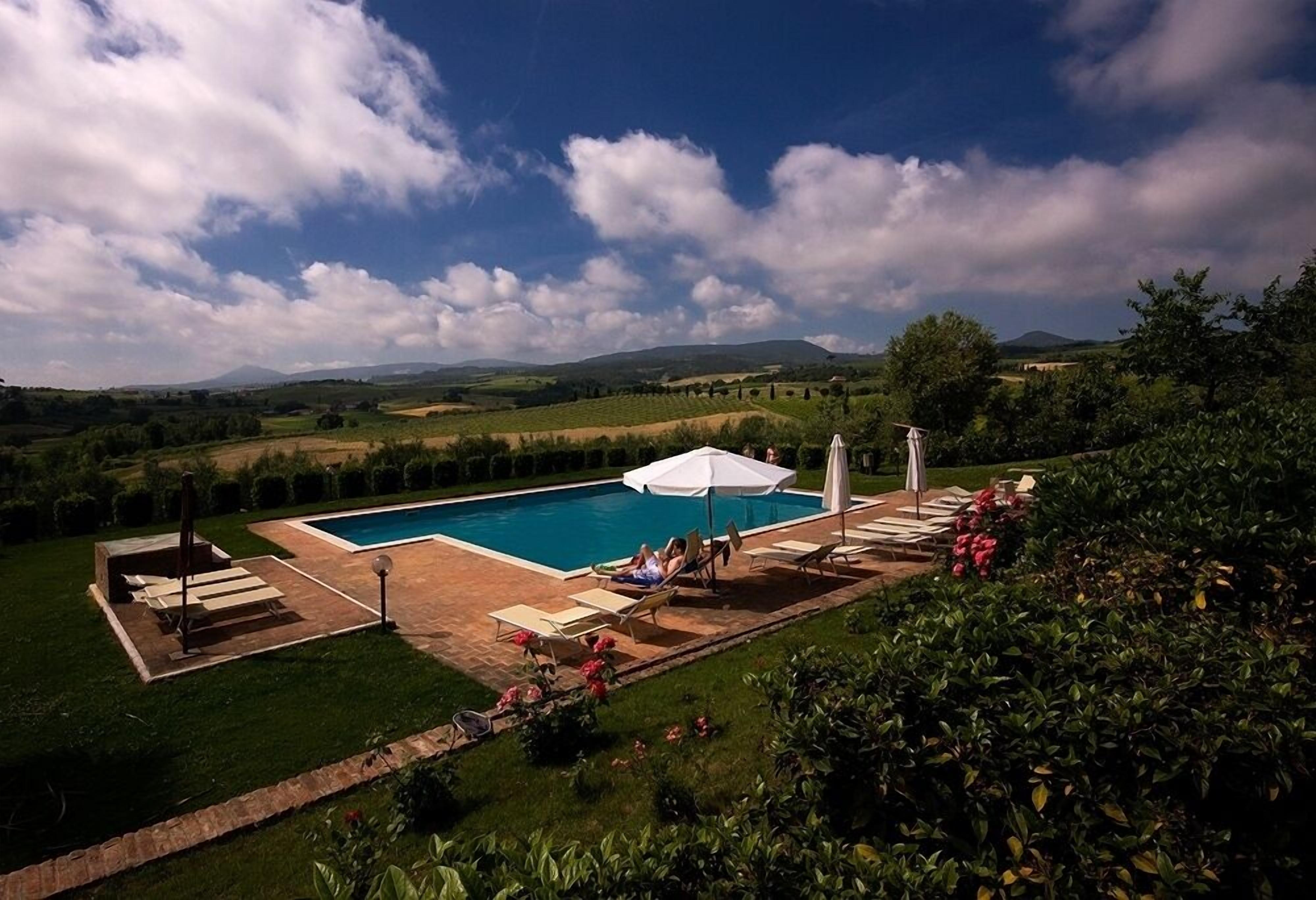 Piscine extérieure, chaises longues