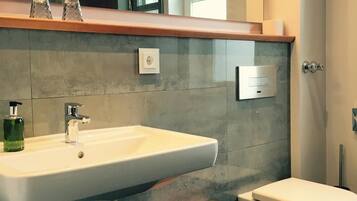 Dusche, Haartrockner, Bademäntel, Handtücher