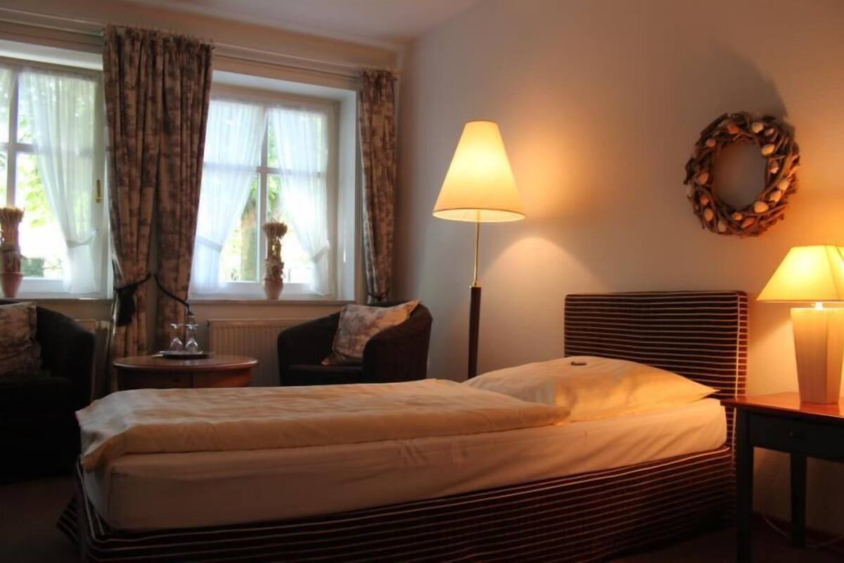 individually furnished, desk, cots/infant beds, rollaway beds