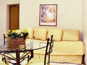 Kamar Triple Klasik | Ruang keluarga | Televisi 29-inci dengan saluran TV kabel