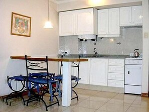 Geladeira, micro-ondas, cafeteira/chaleira