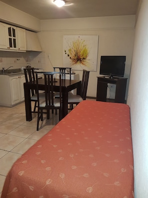 32-inch LCD TV with cable channels, TV - Apart Hotel Mendoza (Mendoza)
