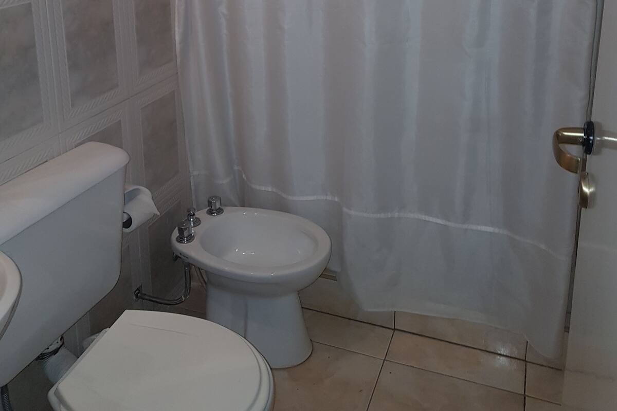 Shower, rainfall showerhead, free toiletries, hair dryer