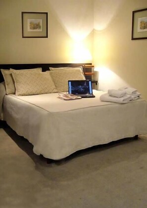 Blackout drapes, bed sheets - Redentor Apart Hotel (Mendoza)