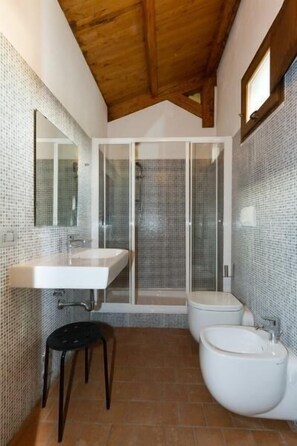 Habitación básica doble | Baño | Regadera, amenidades de baño gratuitas, secadora de cabello, bidet 