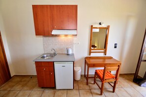 Estudio estándar, vista parcial al mar (Double) | Caja de seguridad en la habitación y tabla de planchar con plancha