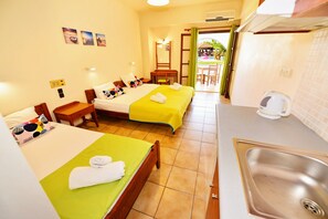 Estudio estándar (Triple) | Caja de seguridad en la habitación y tabla de planchar con plancha