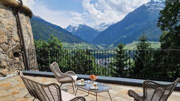 Junior-Studiosuite, Terrasse, Bergblick | 2 Schlafzimmer, hochwertige Bettwaren, Minibar, Zimmersafe
