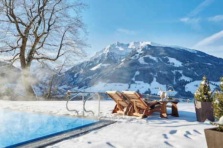 Una piscina al aire libre, sombrillas. Schloss Mittersill Hotel