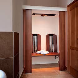Phòng Suite trăng mật, lò sưởi, quang cảnh núi | Phòng tắm | Đồ dùng nhà tắm miễn phí, máy sấy tóc, áo choàng tắm