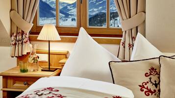 Panorama studio suite, terras, uitzicht op bergen | 2 slaapkamers, luxe beddengoed, een minibar, een kluis op de kamer