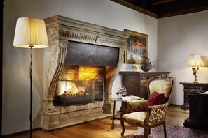 Suite Lune de Miel, cheminée, vue montagne | Literie de qualité supérieure, minibar, coffres-forts dans les chambres