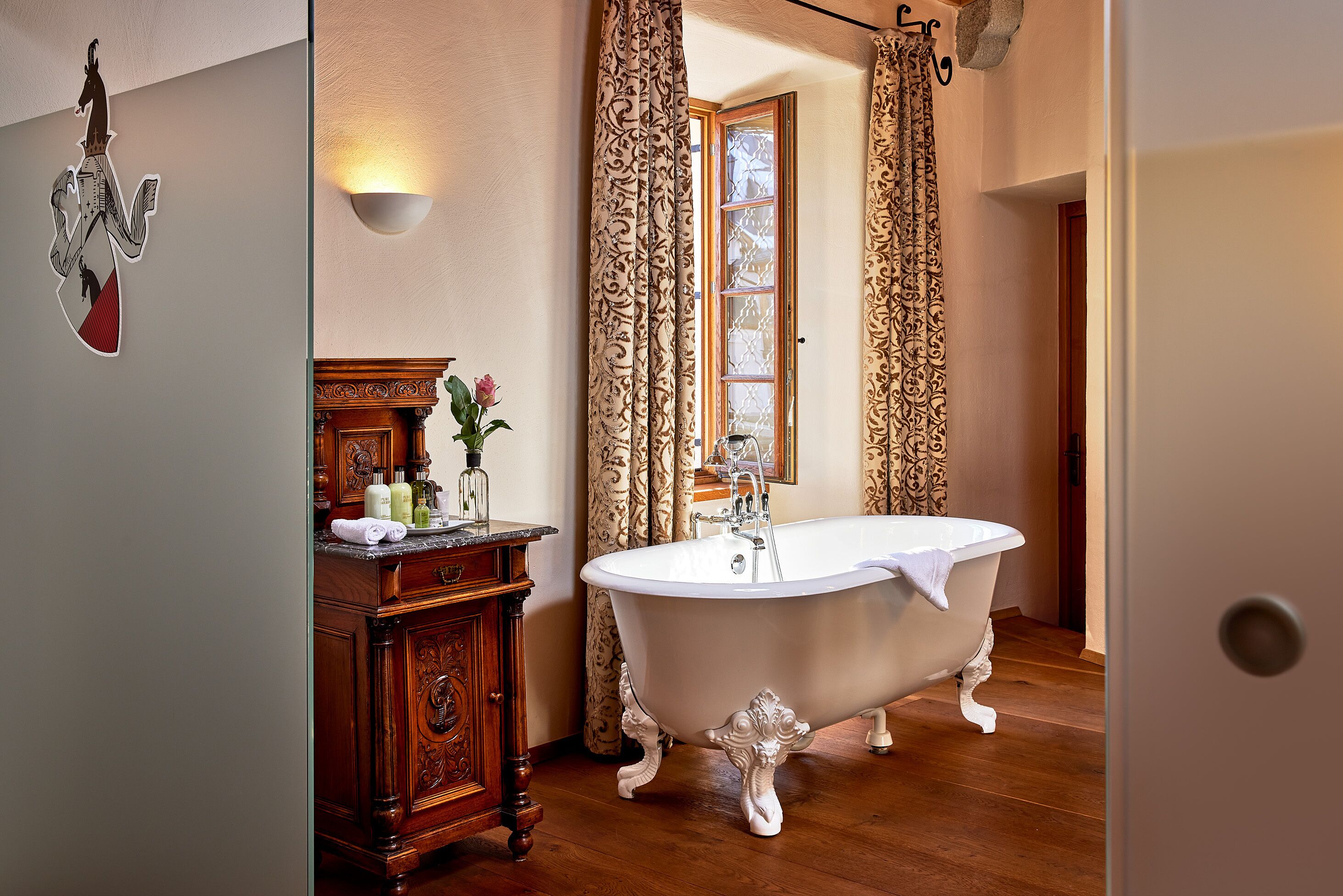 luxury studio suite, bathtub, mountain view | bathroom | free toiletries, hair dryer, bathrobes, slippers