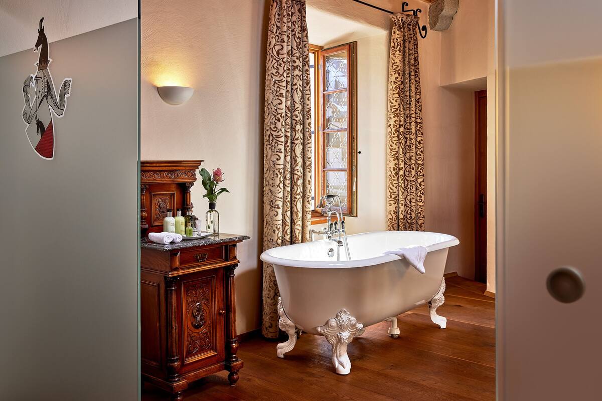 luxury studio suite, bathtub, mountain view | bathroom | free toiletries, hair dryer, bathrobes, slippers