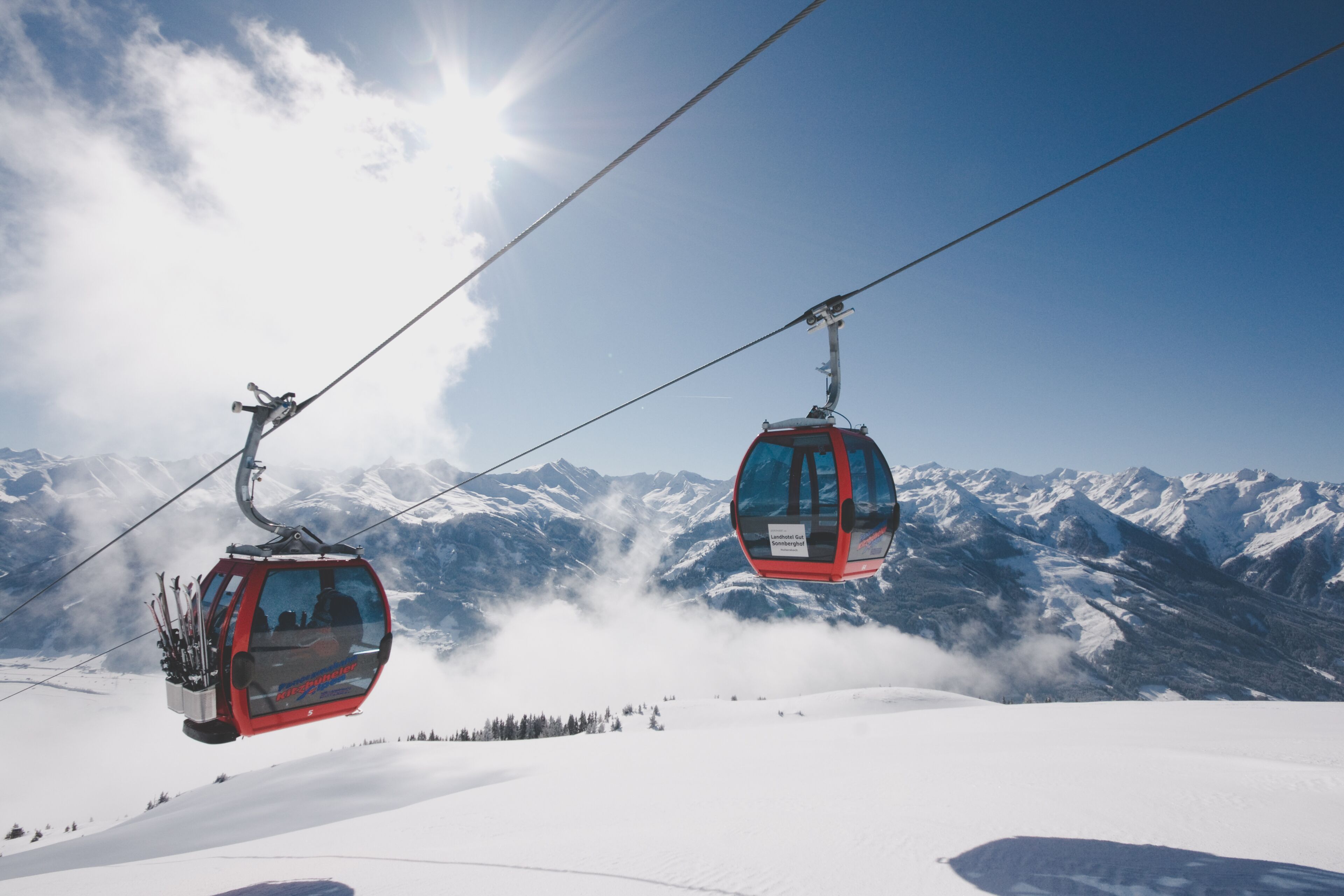 Eine Seilbahn vor einer Bergkulisse.