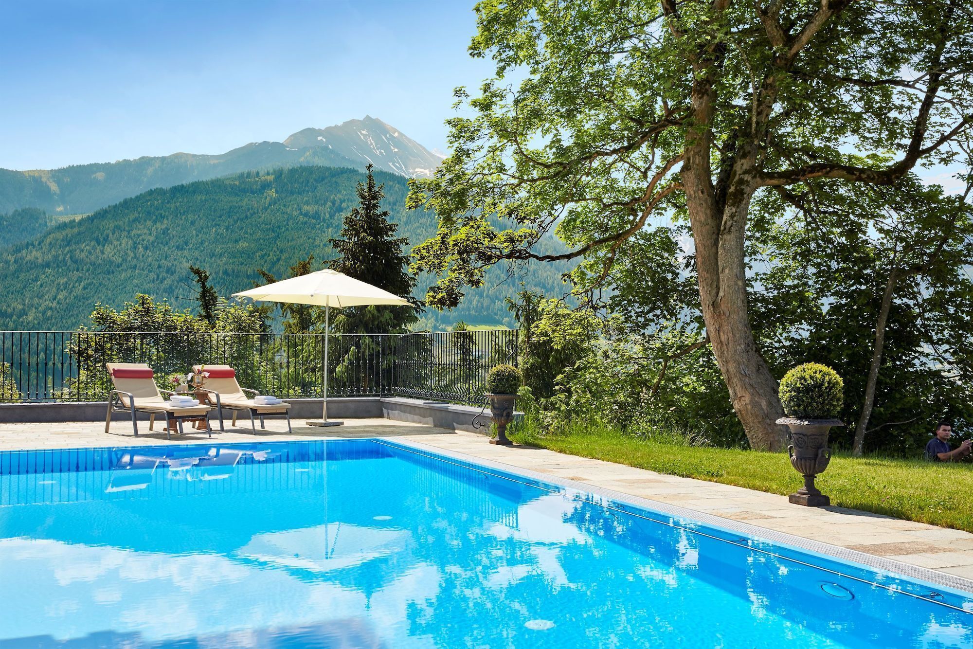 Una piscina al aire libre, sombrillas