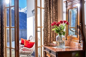 Suite Grand, Terraza, vista a la montaña | Ropa de cama de alta calidad y minibar 