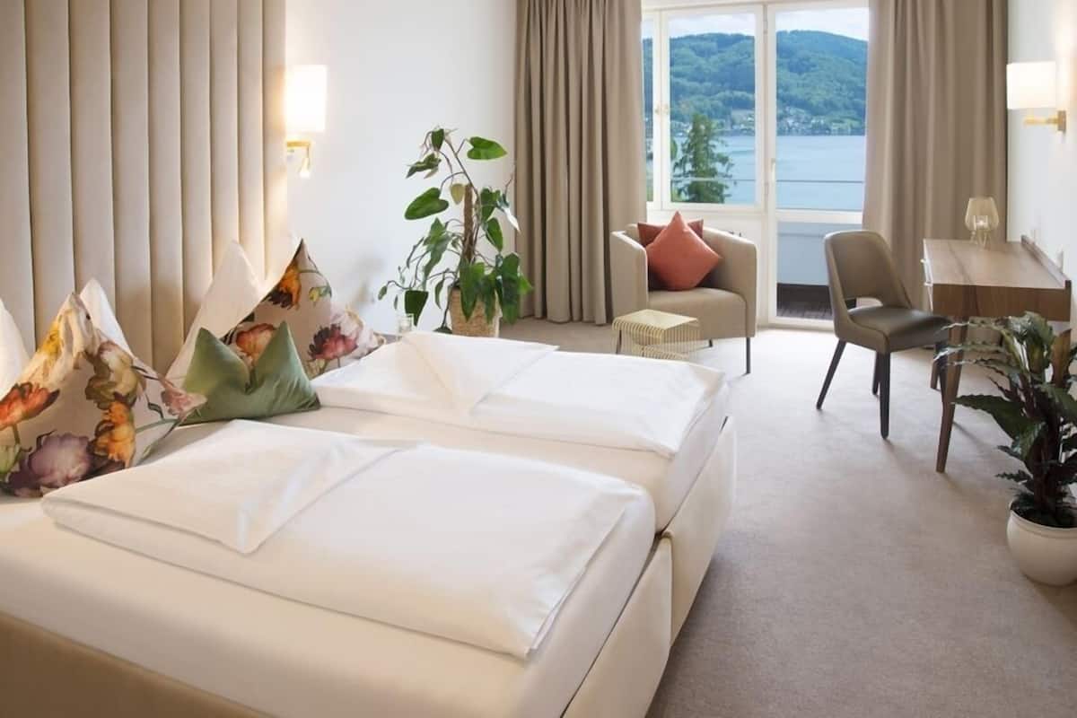 Deluxe tweepersoonskamer, uitzicht op meer | 1 slaapkamer, luxe beddengoed, een minibar, een kluis op de kamer