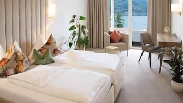 Deluxe-Doppelzimmer, Seeblick | 1 Schlafzimmer, hochwertige Bettwaren, Minibar, Zimmersafe