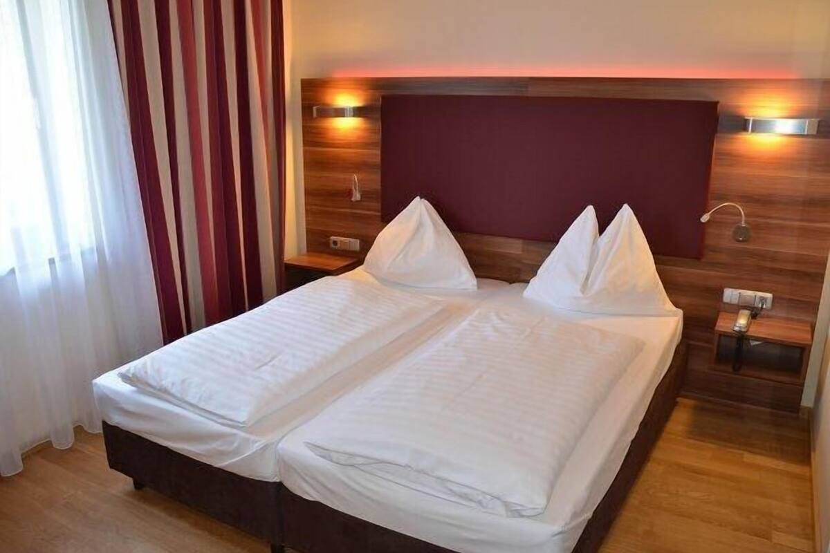 business double room, accessible, non smoking (lifestyle) | minibar, in-room safe, desk, laptop workspace