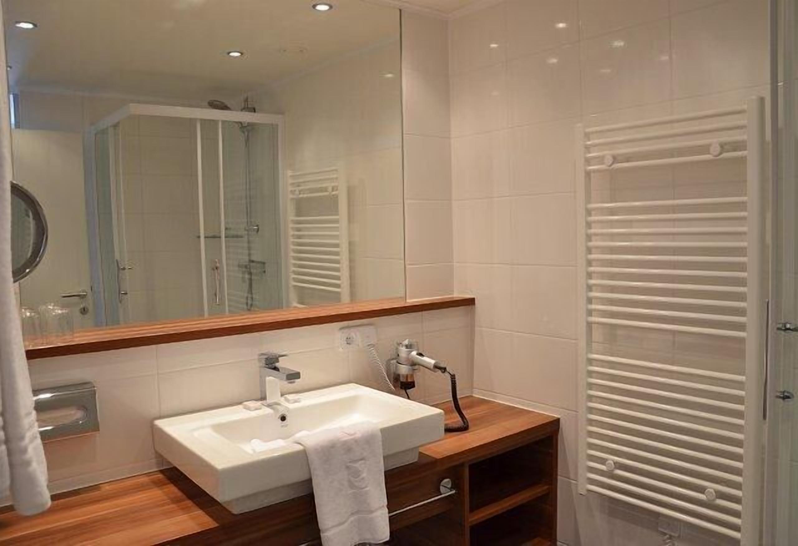 business double room, accessible, non smoking (lifestyle) | bathroom | free toiletries, hair dryer, towels