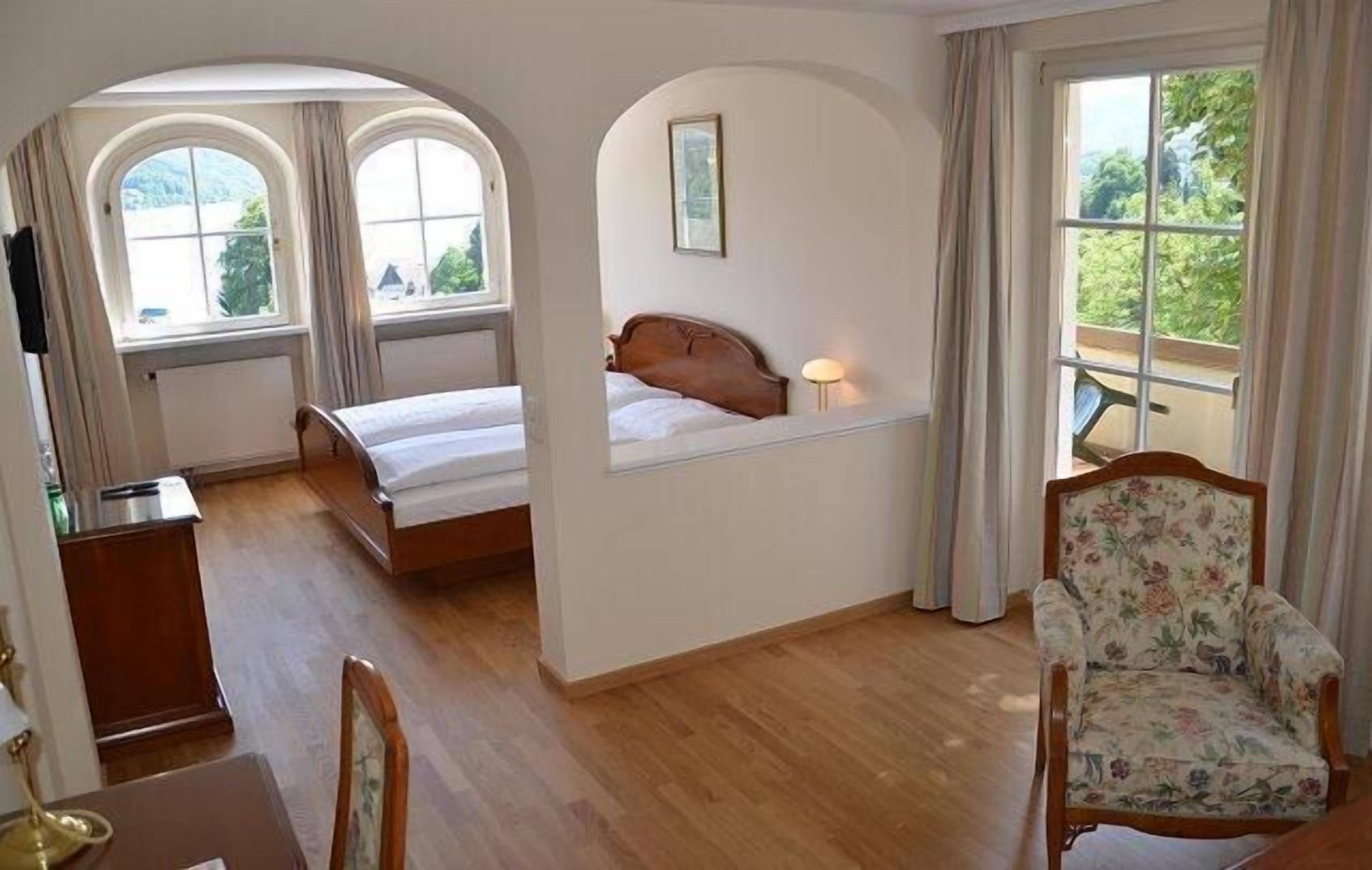 deluxe double room, lake view | minibar, in-room safe, desk, laptop workspace