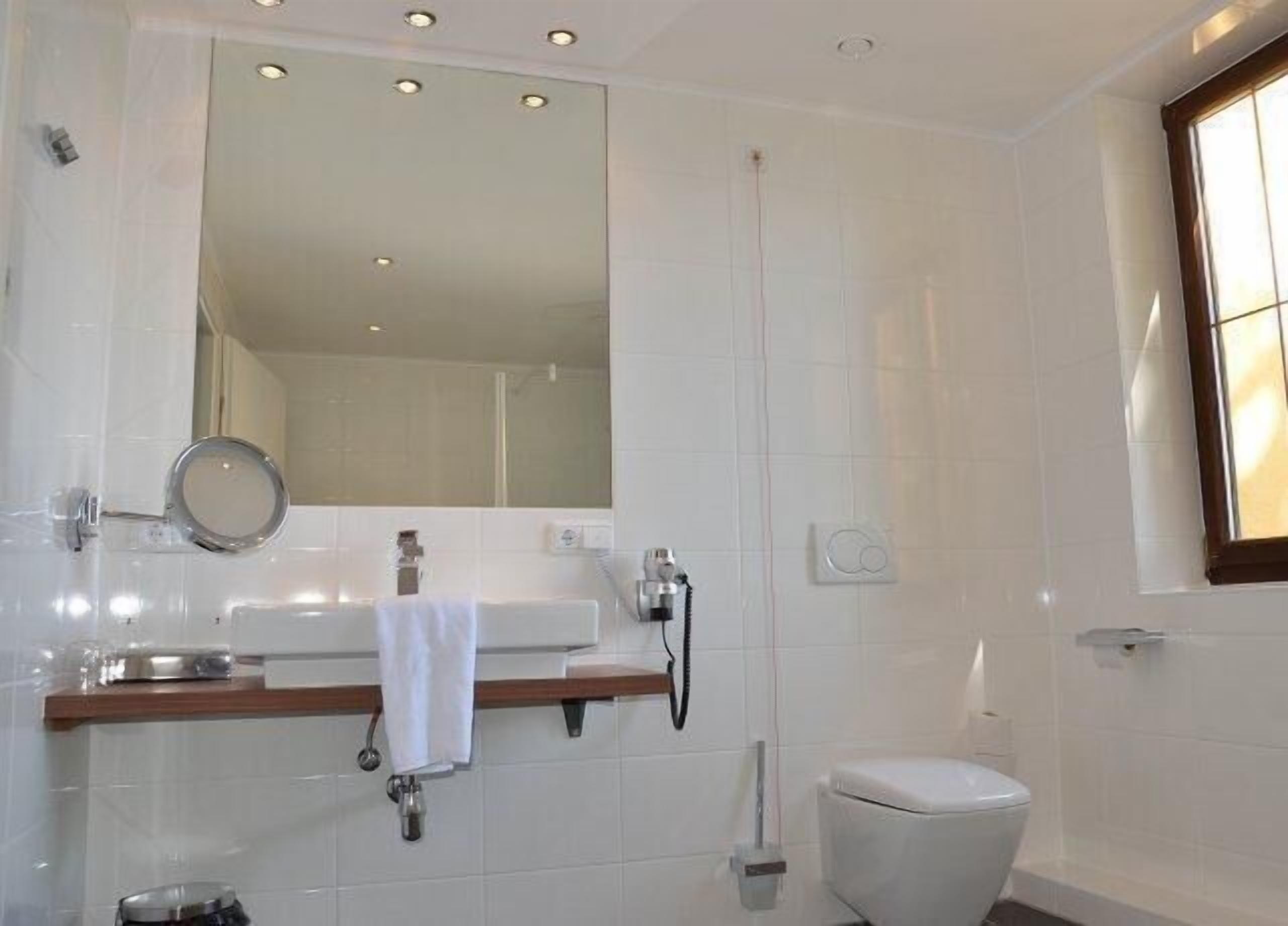deluxe double room, lake view | bathroom | free toiletries, hair dryer, towels