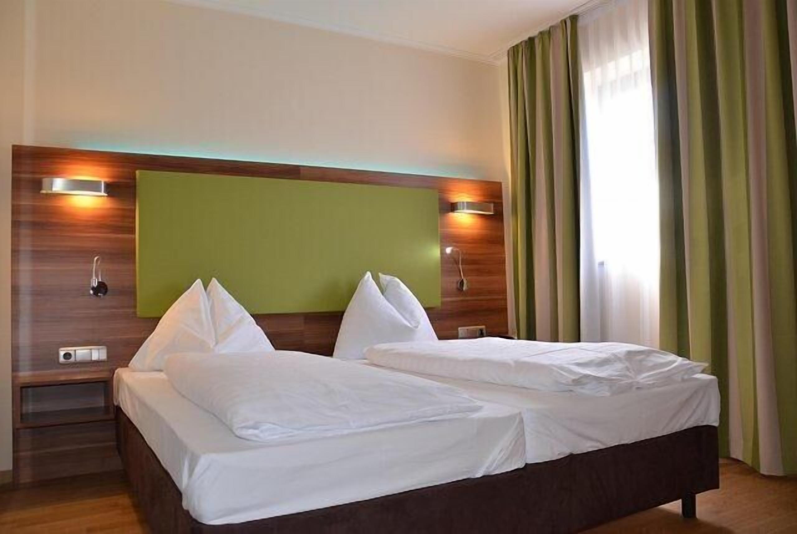 business double room, accessible, non smoking (lifestyle) | minibar, in-room safe, desk, laptop workspace