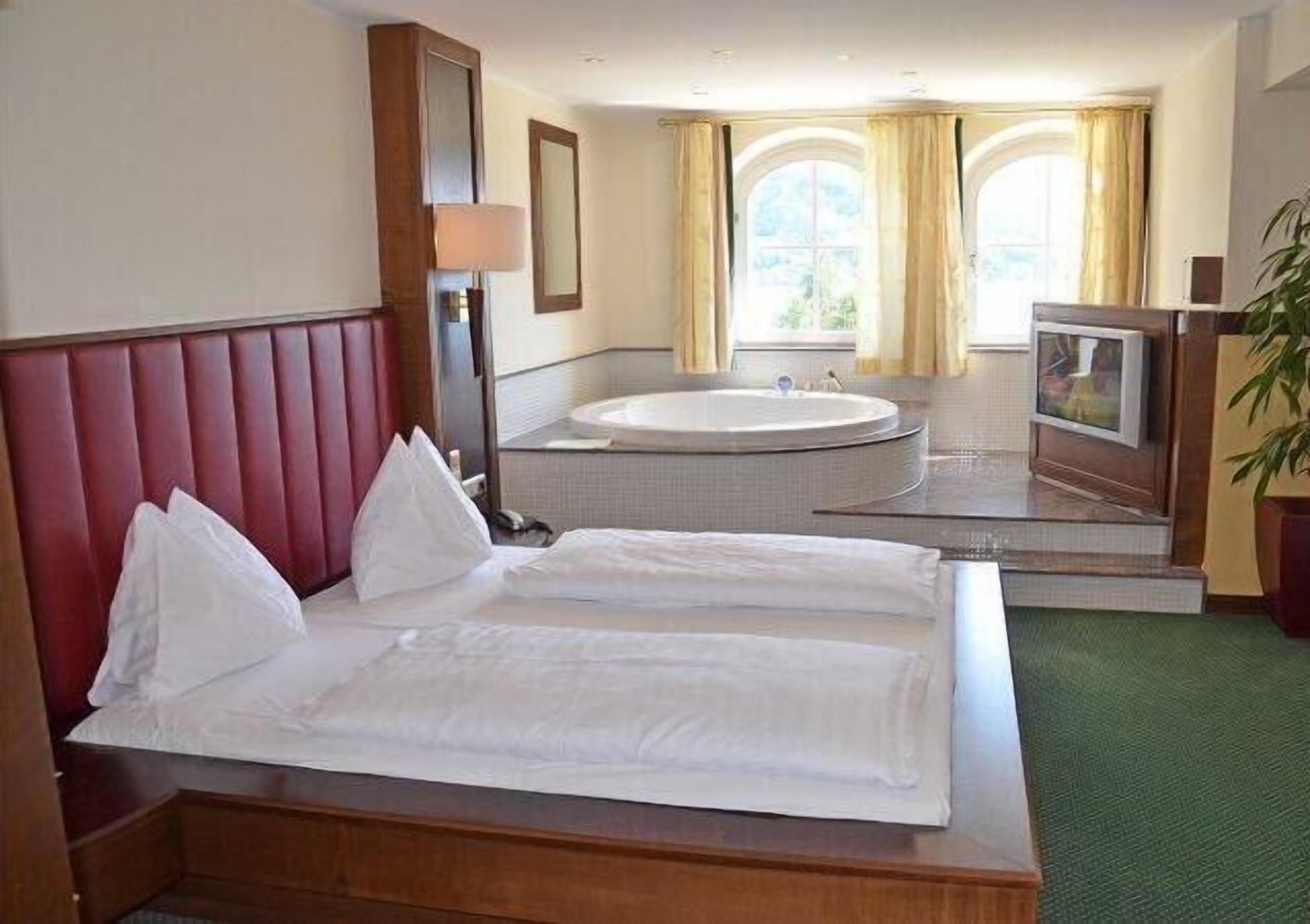 deluxe double room, lake view | minibar, in-room safe, desk, laptop workspace