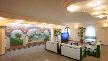 Coin salon dans le hall