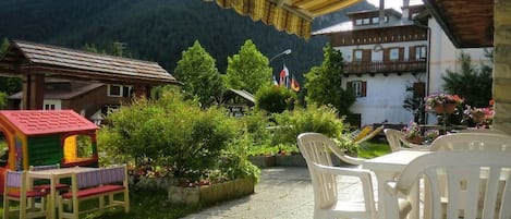 Children’s play area – outdoor