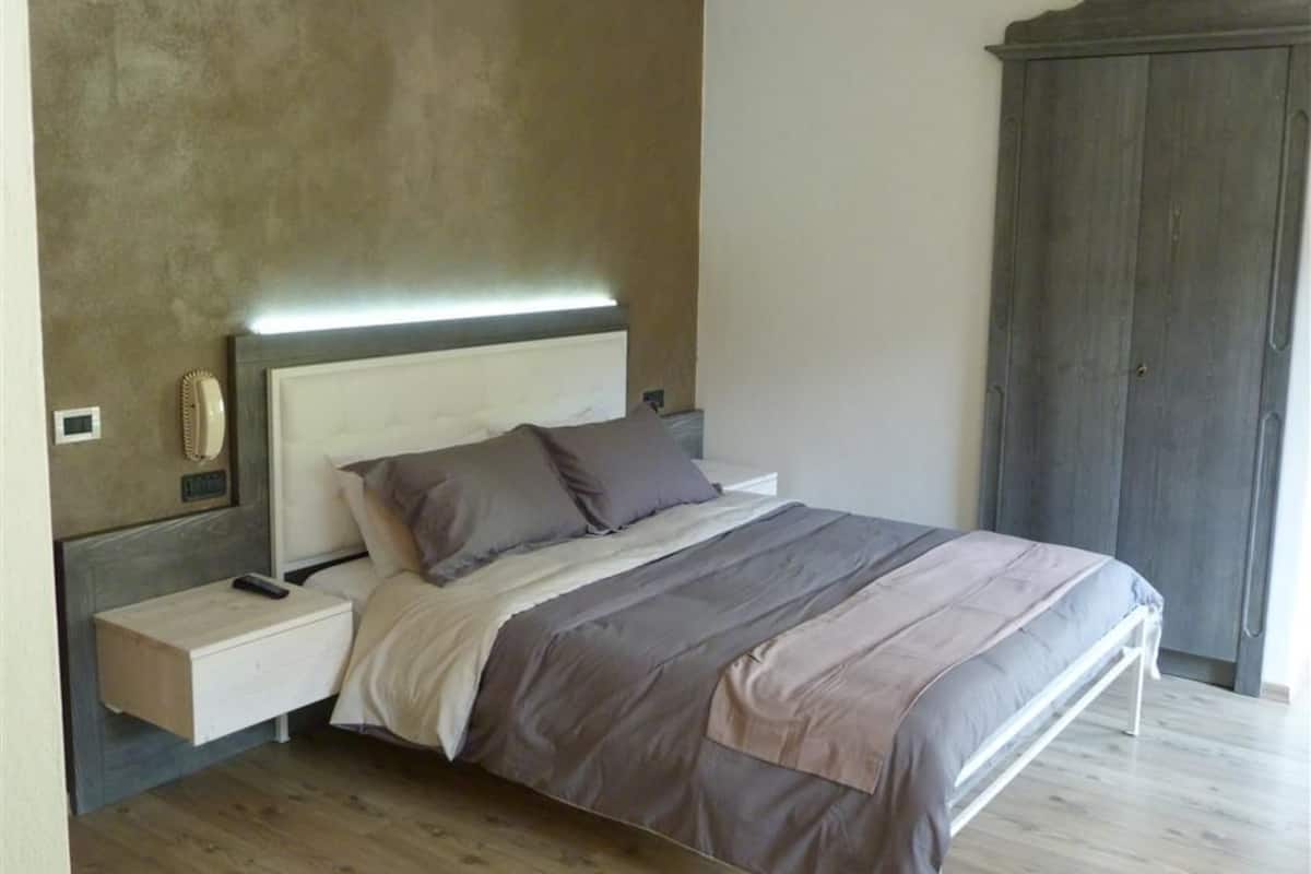 Camas Select Comfort, caja de seguridad en la habitación y escritorio