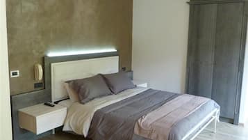 Materassi Select Comfort, una cassaforte in camera, una scrivania