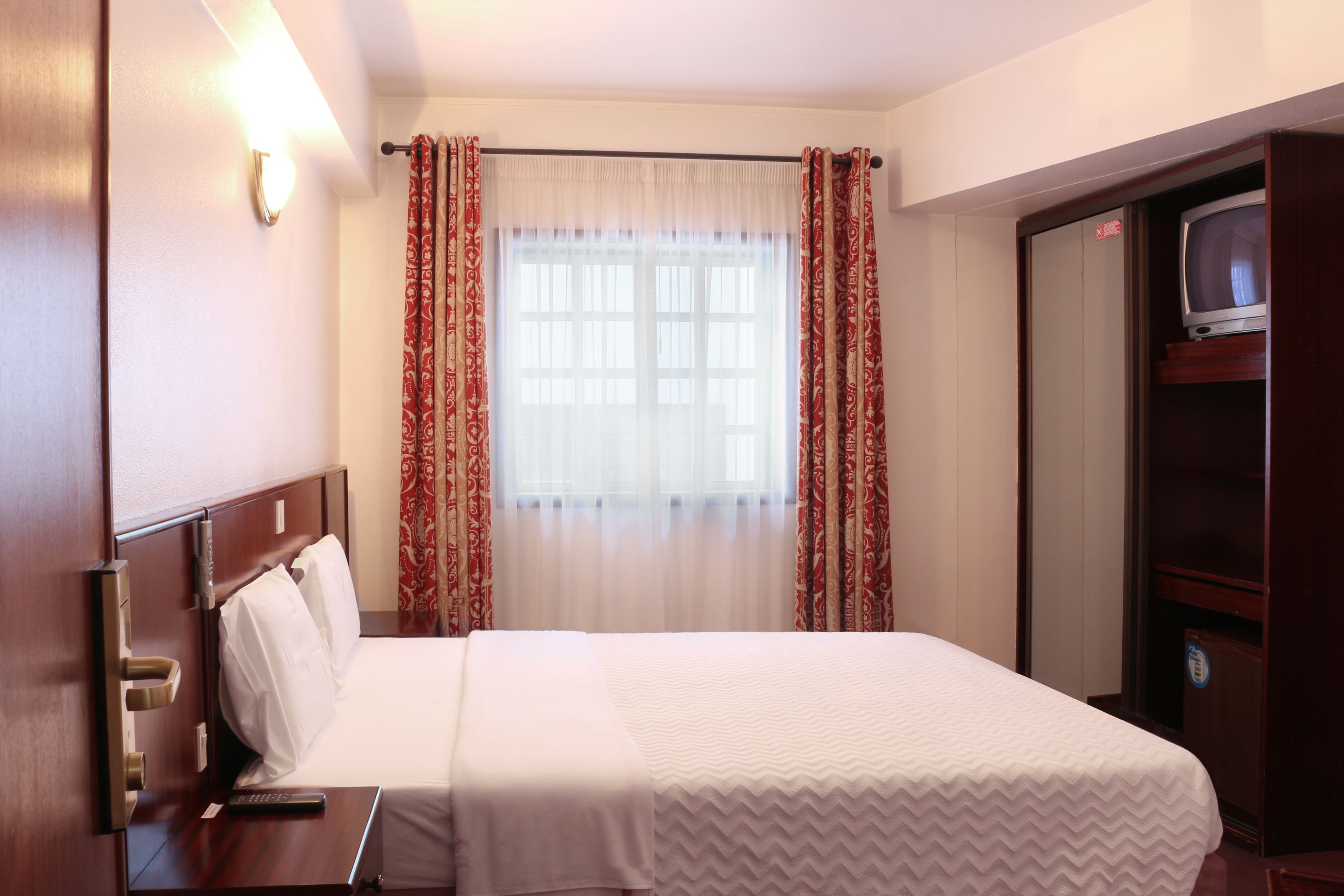classic double or twin room, 1 double or 2 single beds, non smoking | desk, blackout curtains, soundproofing, free wifi