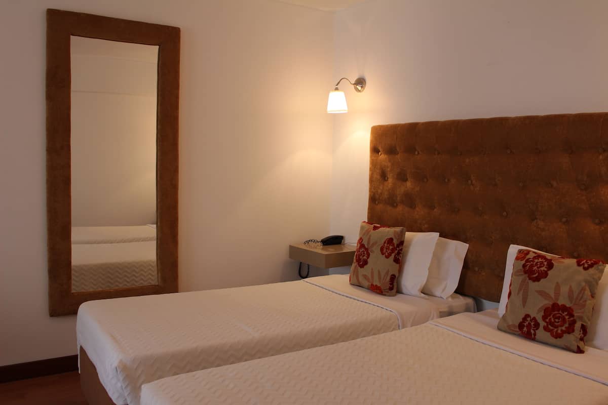 triple room | desk, blackout curtains, soundproofing, free wifi