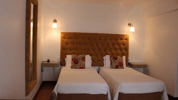 Triple Room | Desk, blackout drapes, soundproofing, free WiFi